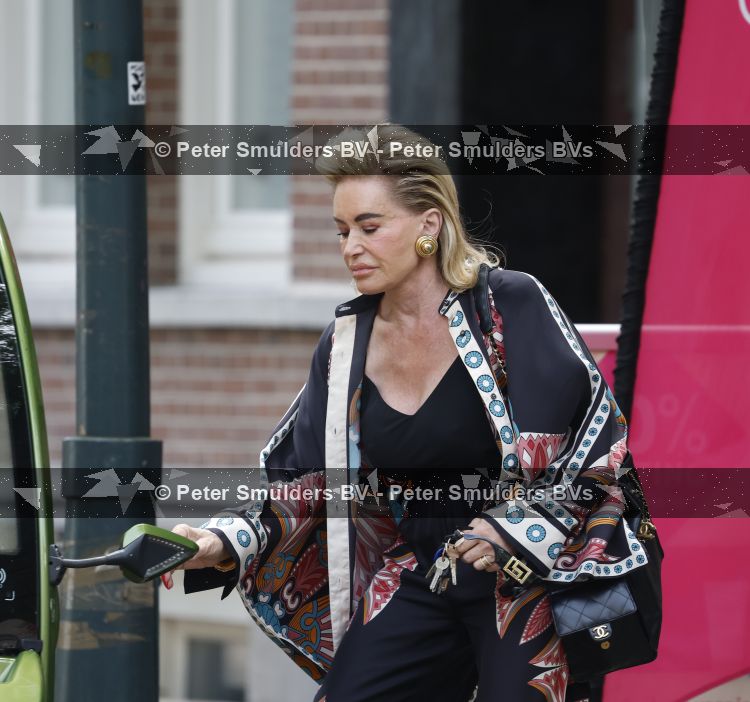 Amsterdam 20 mei 2026
Connie Witteman in haar CCCC karretje in Amsterdam zuid.