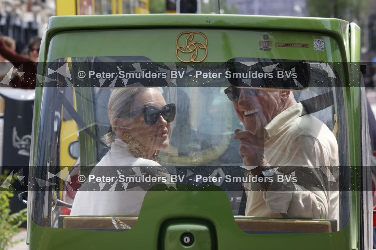 Amsterdam 7 juli 2026
Connie Witteman en partner Henk de Vries helemaal verliefd in haar CCCC karretje in Amsterdam zuid.