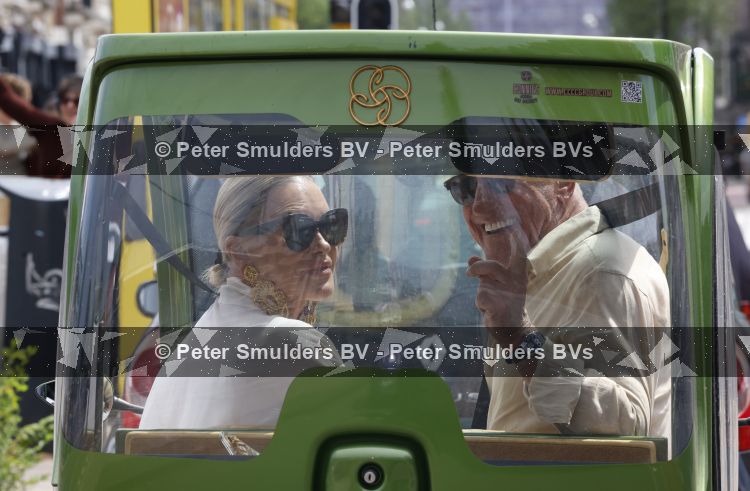 Amsterdam 7 juli 2026
Connie Witteman en partner Henk de Vries helemaal verliefd in haar CCCC karretje in Amsterdam zuid.