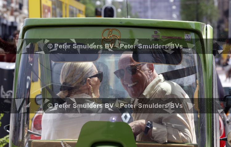 Amsterdam 7 juli 2026
Connie Witteman en partner Henk de Vries helemaal verliefd in haar CCCC karretje in Amsterdam zuid.