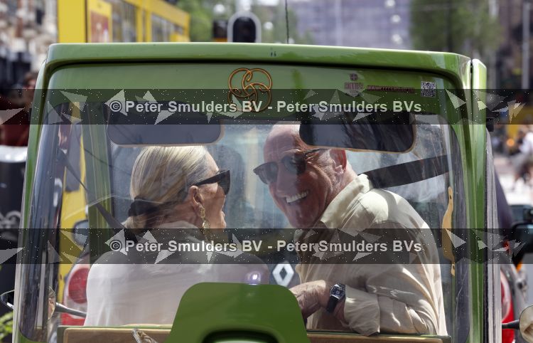 Amsterdam 7 juli 2026
Connie Witteman en partner Henk de Vries helemaal verliefd in haar CCCC karretje in Amsterdam zuid.