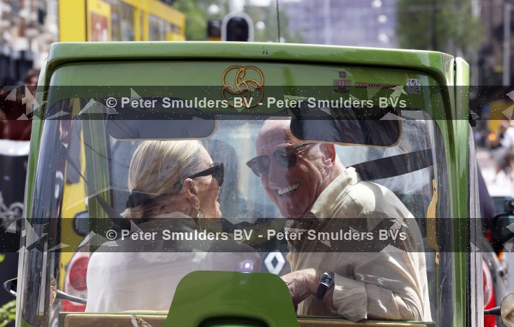 Amsterdam 7 juli 2026
Connie Witteman en partner Henk de Vries helemaal verliefd in haar CCCC karretje in Amsterdam zuid.