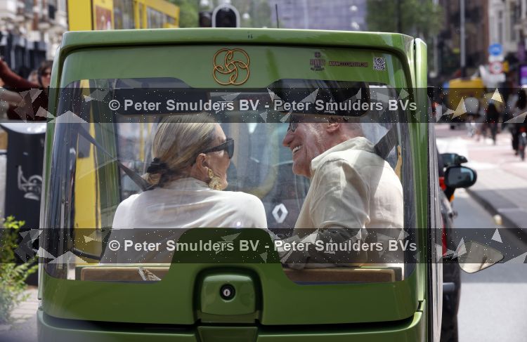 Amsterdam 7 juli 2026
Connie Witteman en partner Henk de Vries helemaal verliefd in haar CCCC karretje in Amsterdam zuid.