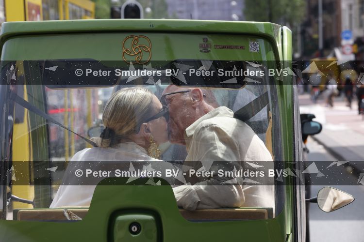 Amsterdam 7 juli 2026
Connie Witteman en partner Henk de Vries helemaal verliefd in haar CCCC karretje in Amsterdam zuid.