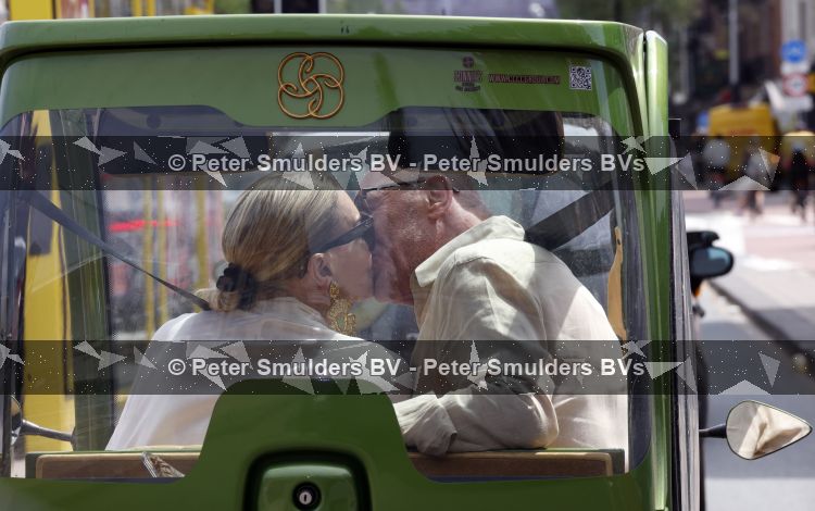 Amsterdam 7 juli 2026
Connie Witteman en partner Henk de Vries helemaal verliefd in haar CCCC karretje in Amsterdam zuid.