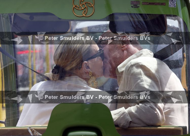 Amsterdam 7 juli 2026
Connie Witteman en partner Henk de Vries helemaal verliefd in haar CCCC karretje in Amsterdam zuid.