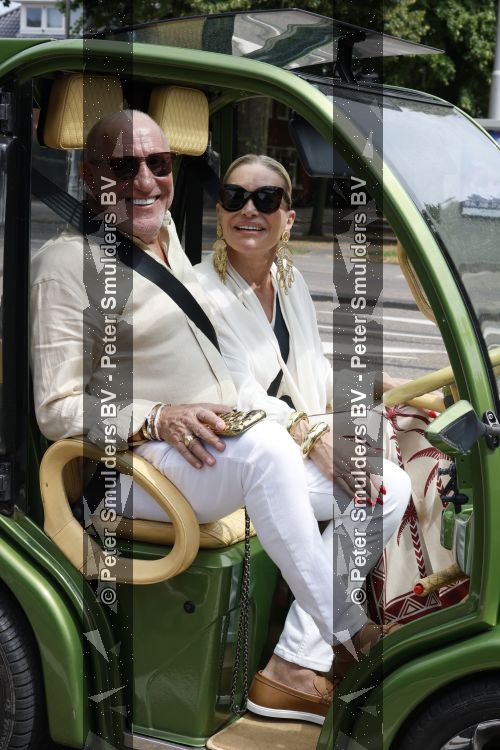 Amsterdam 7 juli 2026
Connie Witteman en partner Henk de Vries helemaal verliefd in haar CCCC karretje in Amsterdam zuid.