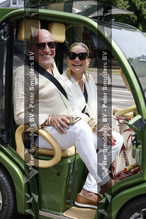 Amsterdam 7 juli 2026
Connie Witteman en partner Henk de Vries helemaal verliefd in haar CCCC karretje in Amsterdam zuid.