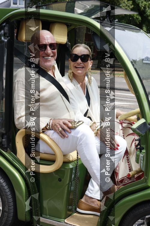 Amsterdam 7 juli 2026
Connie Witteman en partner Henk de Vries helemaal verliefd in haar CCCC karretje in Amsterdam zuid.