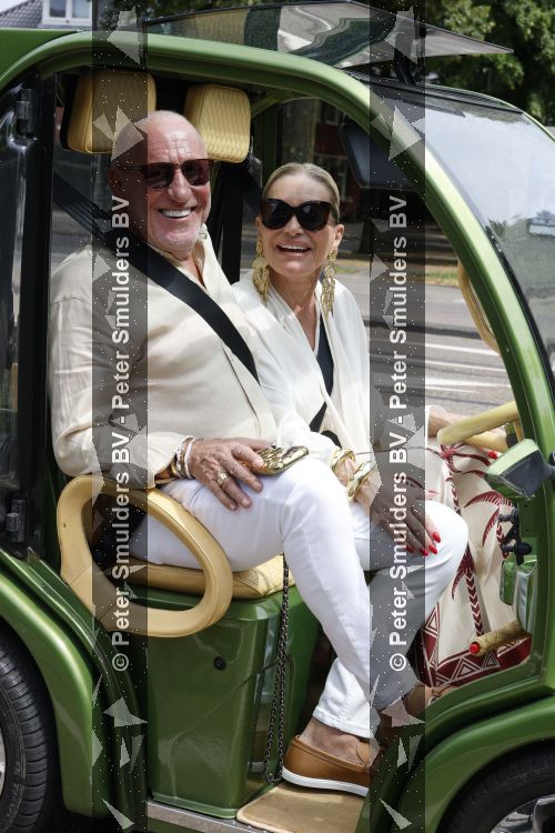 Amsterdam 7 juli 2026
Connie Witteman en partner Henk de Vries helemaal verliefd in haar CCCC karretje in Amsterdam zuid.