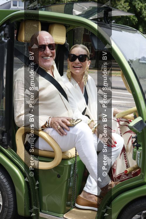 Amsterdam 7 juli 2026
Connie Witteman en partner Henk de Vries helemaal verliefd in haar CCCC karretje in Amsterdam zuid.