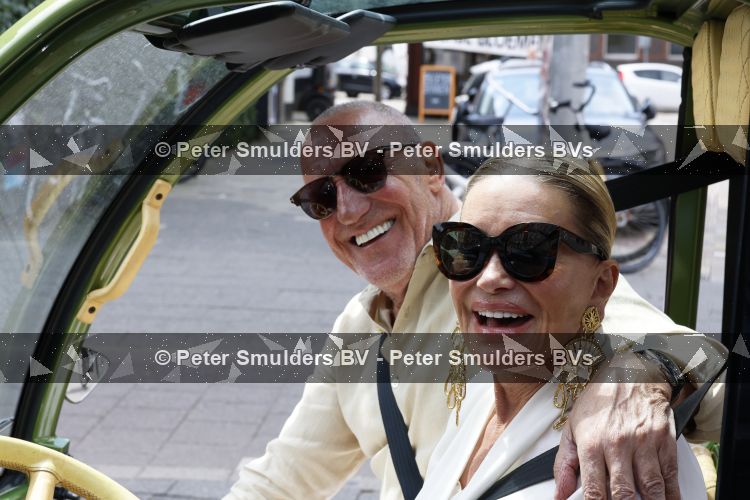 Amsterdam 7 juli 2026
Connie Witteman en partner Henk de Vries helemaal verliefd in haar CCCC karretje in Amsterdam zuid.