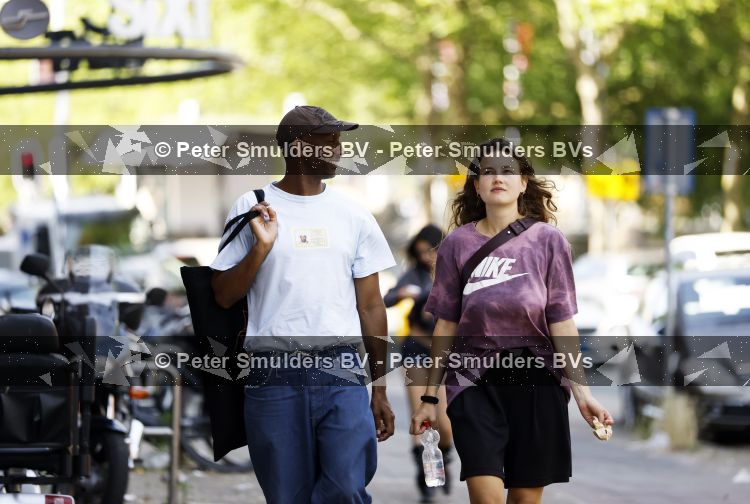 Amsterdam 6 juli 2026
Diorno Dylyano Braaf  (Dio) met (een) vriendin op straat in Amsterdam.