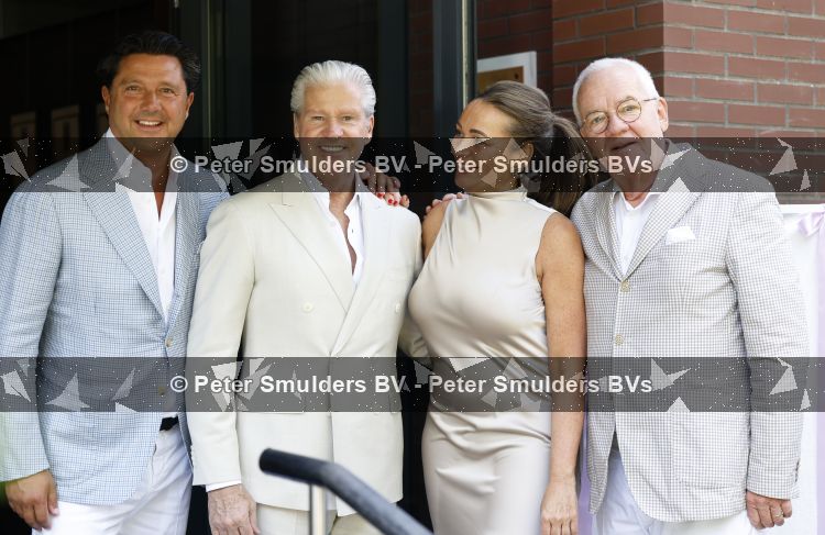 Blaricum / Amstelveen 28 mei 2026
Oger Lusink en zijn vrouw Ellen trouwen in het gemeentehuis van Blaricum en daarna hebben ze een lunch bij restaurant Aan de Poel . Dries Roelvink en zijn vrouw Honoria samen met Guido Maas en Sander Lusink 