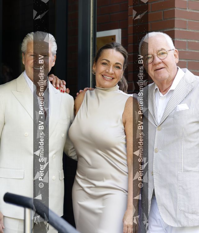Blaricum / Amstelveen 28 mei 2026
Oger Lusink en zijn vrouw Ellen trouwen in het gemeentehuis van Blaricum en daarna hebben ze een lunch bij restaurant Aan de Poel . Dries Roelvink en zijn vrouw Honoria samen met Guido Maas en Sander Lusink 