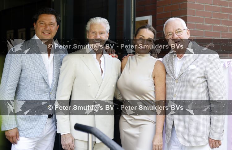 Blaricum / Amstelveen 28 mei 2026
Oger Lusink en zijn vrouw Ellen trouwen in het gemeentehuis van Blaricum en daarna hebben ze een lunch bij restaurant Aan de Poel . Dries Roelvink en zijn vrouw Honoria samen met Guido Maas en Sander Lusink 