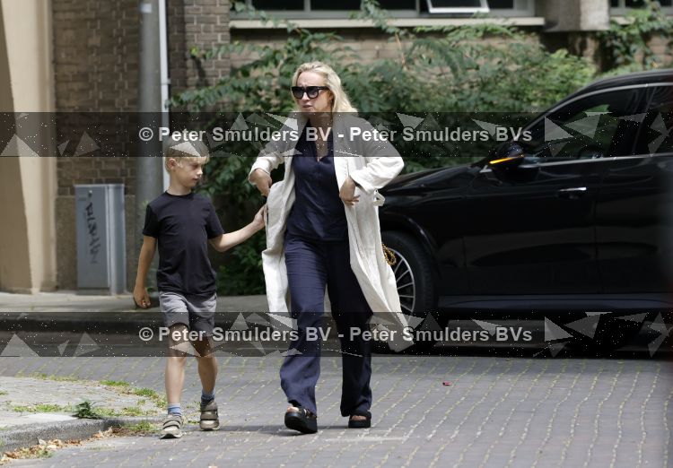 Amsterdam 5 juli 2026
Eva Jinek haalt samen met haar zoon een prachtige bos bloemen in Amsterdam zuid.