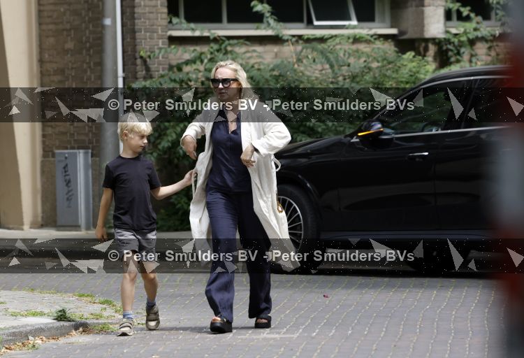 Amsterdam 5 juli 2026
Eva Jinek haalt samen met haar zoon een prachtige bos bloemen in Amsterdam zuid.