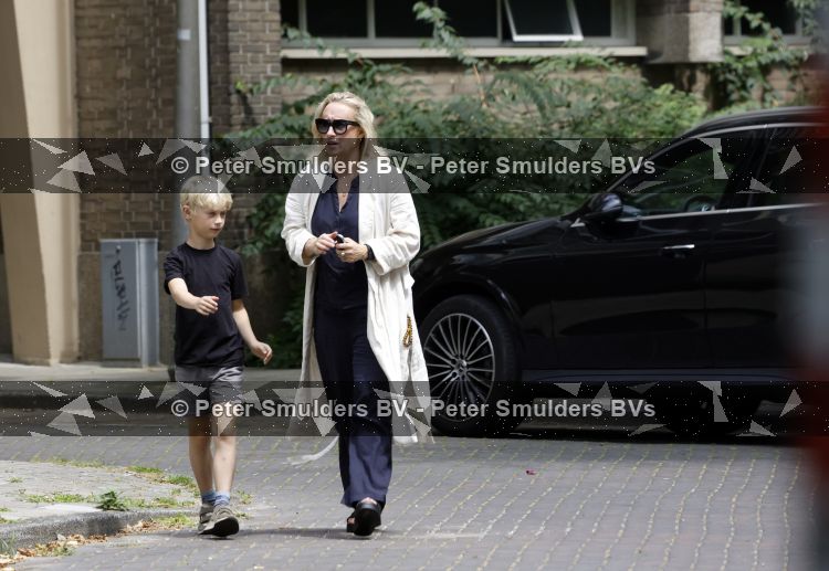 Amsterdam 5 juli 2026
Eva Jinek haalt samen met haar zoon een prachtige bos bloemen in Amsterdam zuid.