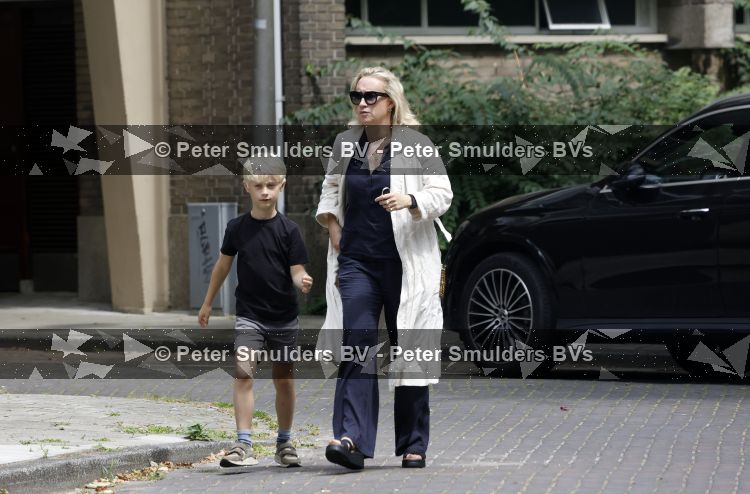 Amsterdam 5 juli 2026
Eva Jinek haalt samen met haar zoon een prachtige bos bloemen in Amsterdam zuid.