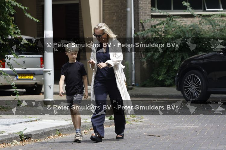 Amsterdam 5 juli 2026
Eva Jinek haalt samen met haar zoon een prachtige bos bloemen in Amsterdam zuid.