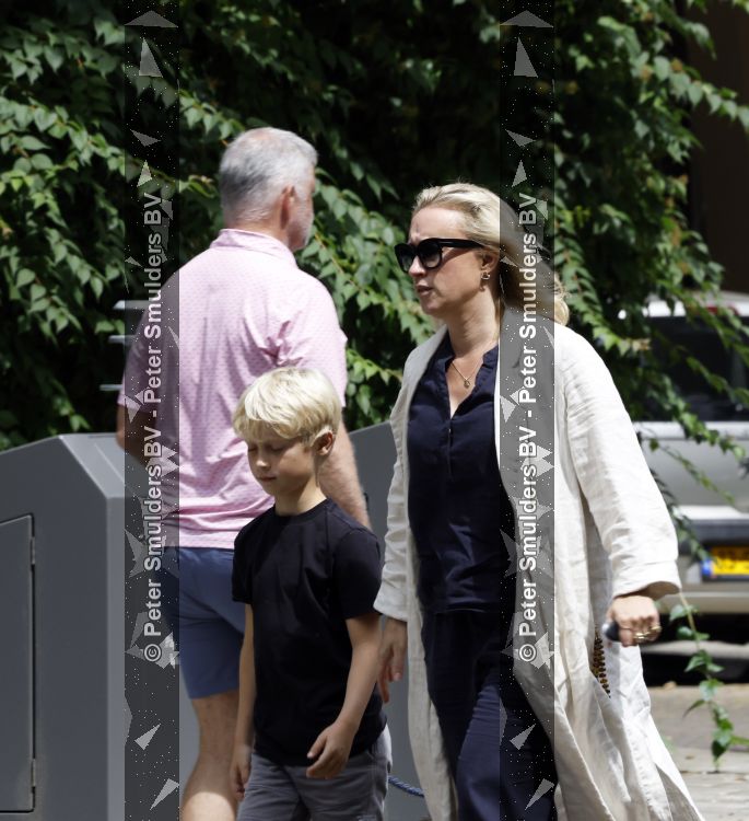 Amsterdam 5 juli 2026
Eva Jinek haalt samen met haar zoon een prachtige bos bloemen in Amsterdam zuid.