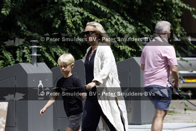 Amsterdam 5 juli 2026
Eva Jinek haalt samen met haar zoon een prachtige bos bloemen in Amsterdam zuid.