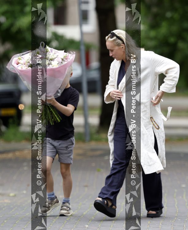 Amsterdam 5 juli 2026
Eva Jinek haalt samen met haar zoon een prachtige bos bloemen in Amsterdam zuid.