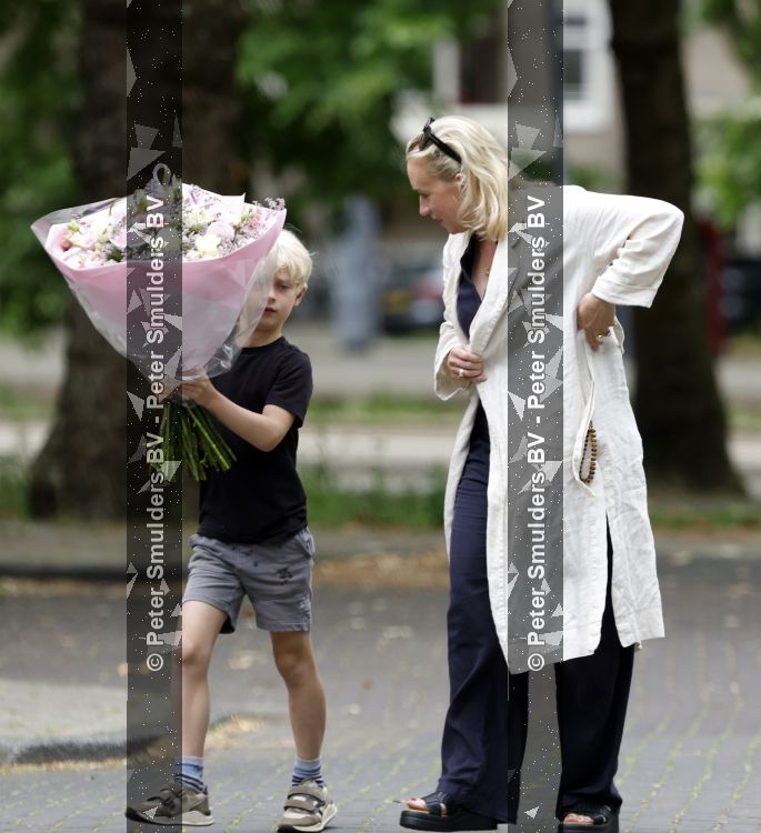 Amsterdam 5 juli 2026
Eva Jinek haalt samen met haar zoon een prachtige bos bloemen in Amsterdam zuid.