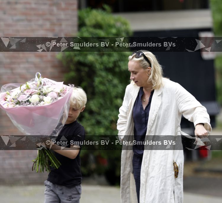 Amsterdam 5 juli 2026
Eva Jinek haalt samen met haar zoon een prachtige bos bloemen in Amsterdam zuid.
