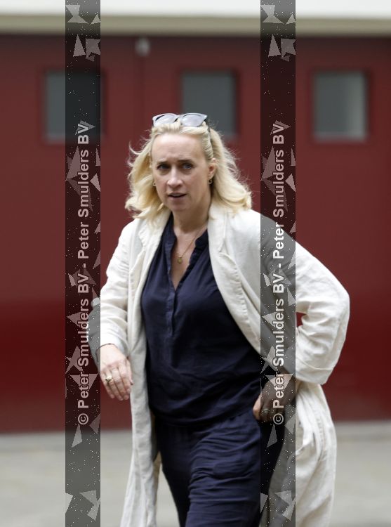 Amsterdam 5 juli 2026
Eva Jinek haalt samen met haar zoon een prachtige bos bloemen in Amsterdam zuid.