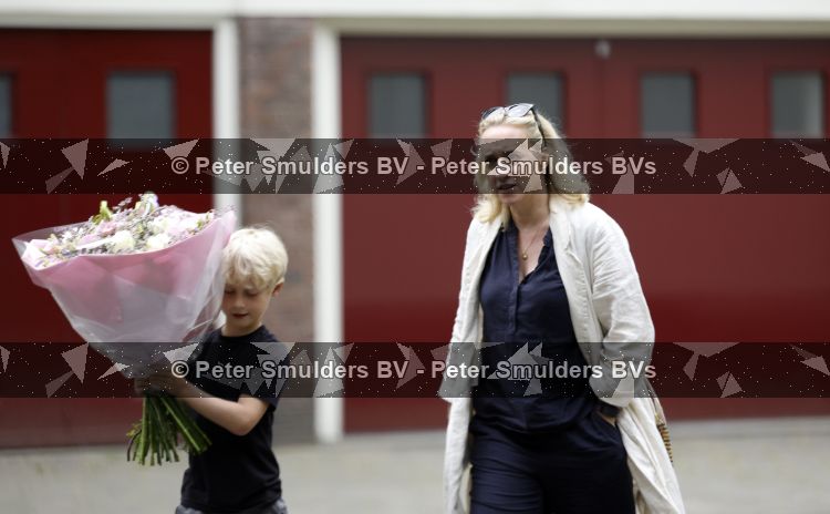 Amsterdam 5 juli 2026
Eva Jinek haalt samen met haar zoon een prachtige bos bloemen in Amsterdam zuid.