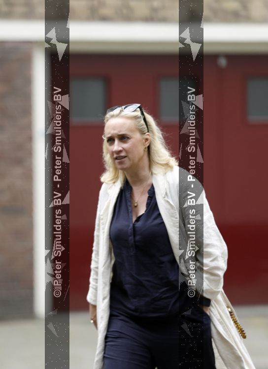 Amsterdam 5 juli 2026
Eva Jinek haalt samen met haar zoon een prachtige bos bloemen in Amsterdam zuid.