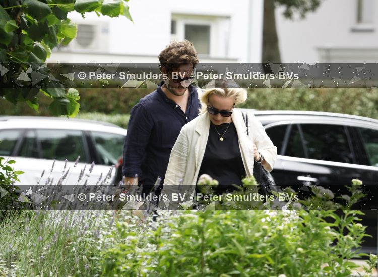 Noordwijk 5 juli 2026
Eva Jinek en haar man Dexter v d Voorn gaan met hun kinderen op bezoek bij vrienden in Noordwijk 