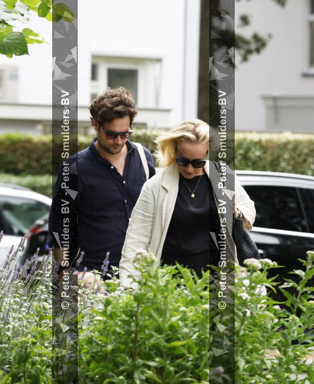 Noordwijk 5 juli 2026
Eva Jinek en haar man Dexter v d Voorn gaan met hun kinderen op bezoek bij vrienden in Noordwijk 