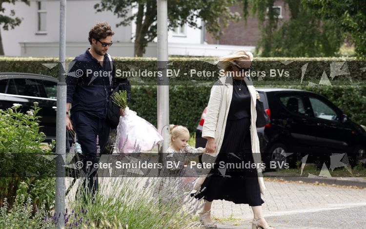 Noordwijk 5 juli 2026
Eva Jinek en haar man Dexter v d Voorn gaan met hun kinderen op bezoek bij vrienden in Noordwijk 