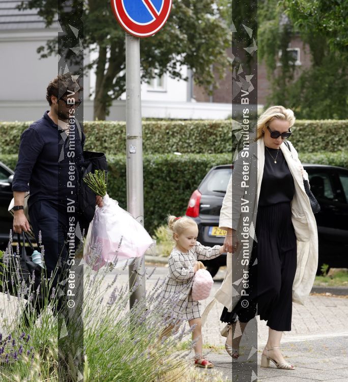 Noordwijk 5 juli 2026
Eva Jinek en haar man Dexter v d Voorn gaan met hun kinderen op bezoek bij vrienden in Noordwijk 