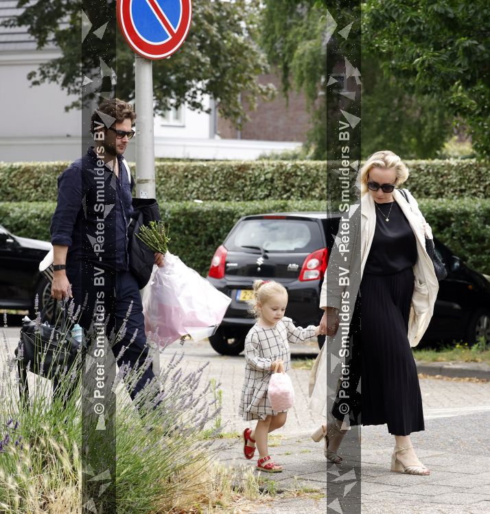 Noordwijk 5 juli 2026
Eva Jinek en haar man Dexter v d Voorn gaan met hun kinderen op bezoek bij vrienden in Noordwijk 