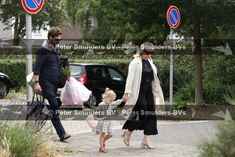 Noordwijk 5 juli 2026
Eva Jinek en haar man Dexter v d Voorn gaan met hun kinderen op bezoek bij vrienden in Noordwijk 