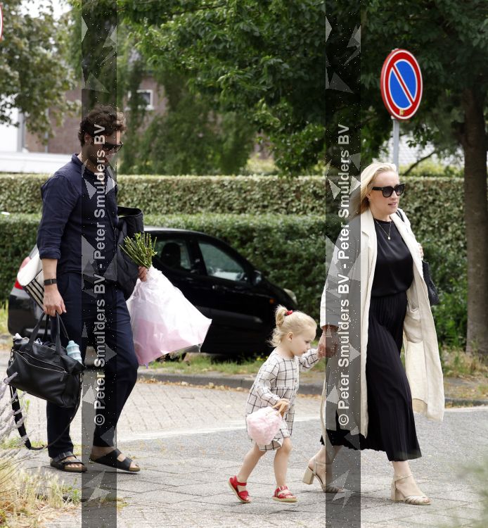 Noordwijk 5 juli 2026
Eva Jinek en haar man Dexter v d Voorn gaan met hun kinderen op bezoek bij vrienden in Noordwijk 