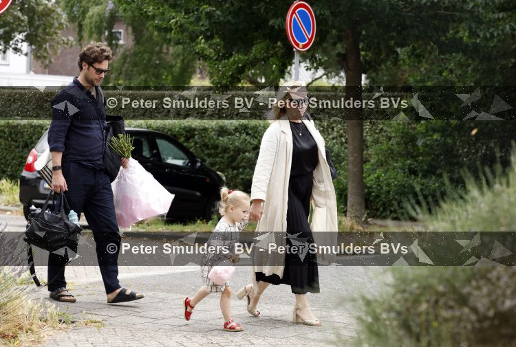 Noordwijk 5 juli 2026
Eva Jinek en haar man Dexter v d Voorn gaan met hun kinderen op bezoek bij vrienden in Noordwijk 