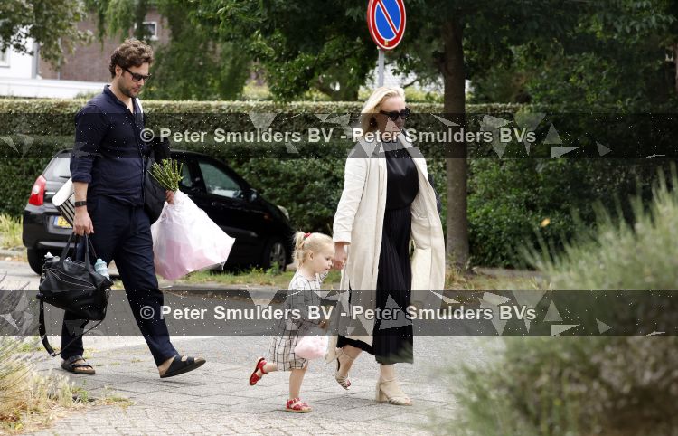 Noordwijk 5 juli 2026
Eva Jinek en haar man Dexter v d Voorn gaan met hun kinderen op bezoek bij vrienden in Noordwijk 