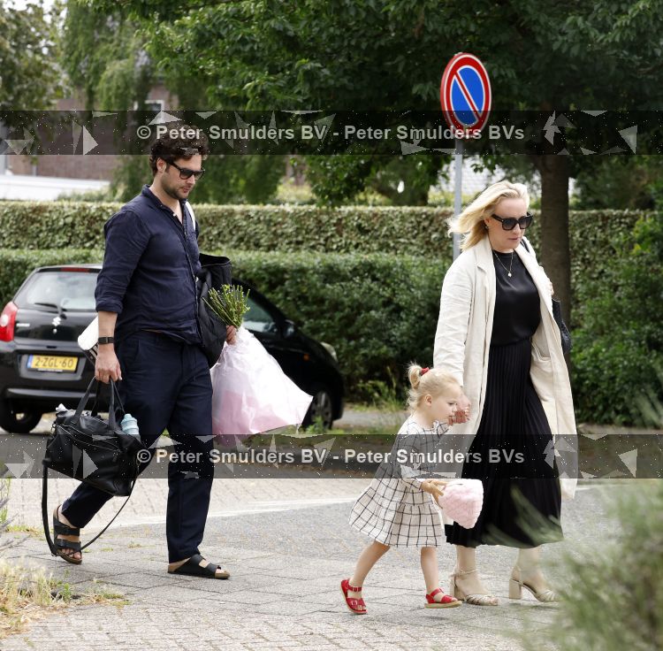 Noordwijk 5 juli 2026
Eva Jinek en haar man Dexter v d Voorn gaan met hun kinderen op bezoek bij vrienden in Noordwijk 