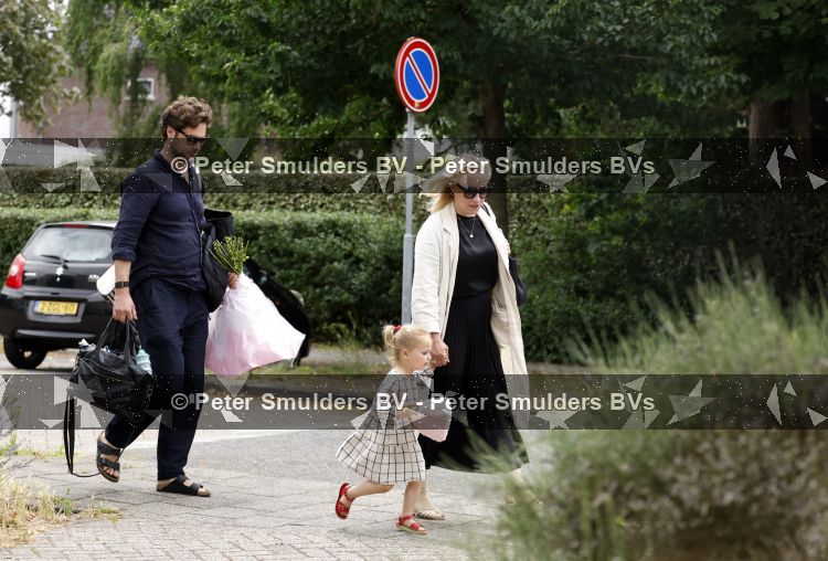 Noordwijk 5 juli 2026
Eva Jinek en haar man Dexter v d Voorn gaan met hun kinderen op bezoek bij vrienden in Noordwijk 