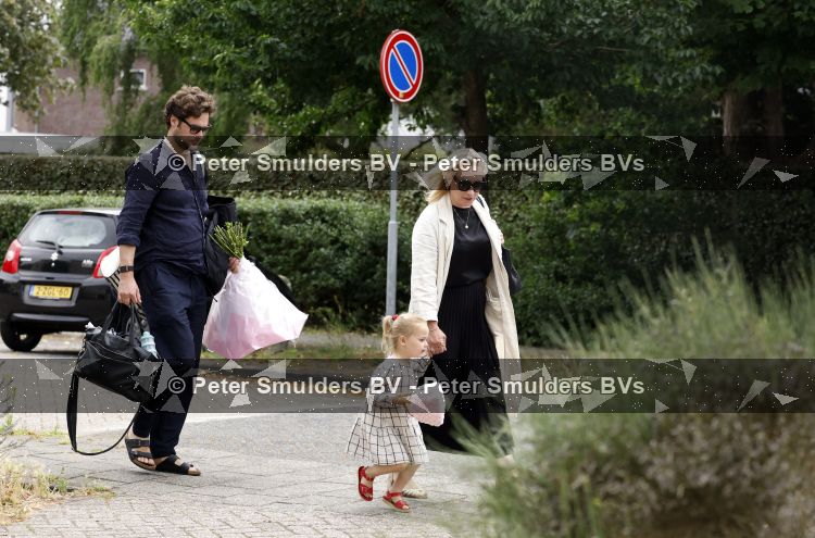 Noordwijk 5 juli 2026
Eva Jinek en haar man Dexter v d Voorn gaan met hun kinderen op bezoek bij vrienden in Noordwijk 