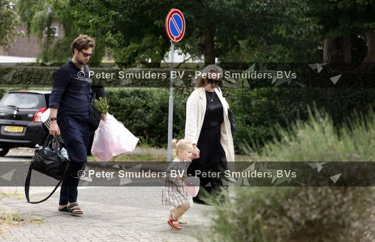 Noordwijk 5 juli 2026
Eva Jinek en haar man Dexter v d Voorn gaan met hun kinderen op bezoek bij vrienden in Noordwijk 