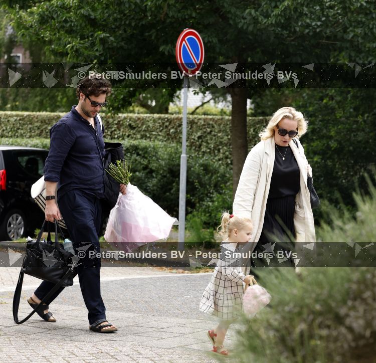 Noordwijk 5 juli 2026
Eva Jinek en haar man Dexter v d Voorn gaan met hun kinderen op bezoek bij vrienden in Noordwijk 