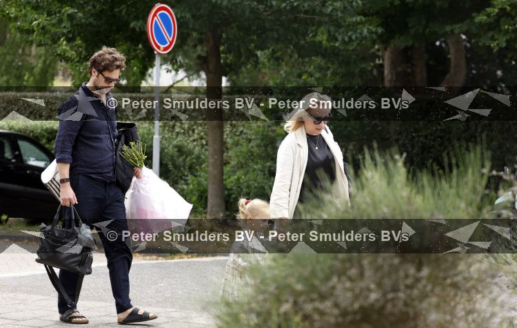 Noordwijk 5 juli 2026
Eva Jinek en haar man Dexter v d Voorn gaan met hun kinderen op bezoek bij vrienden in Noordwijk 