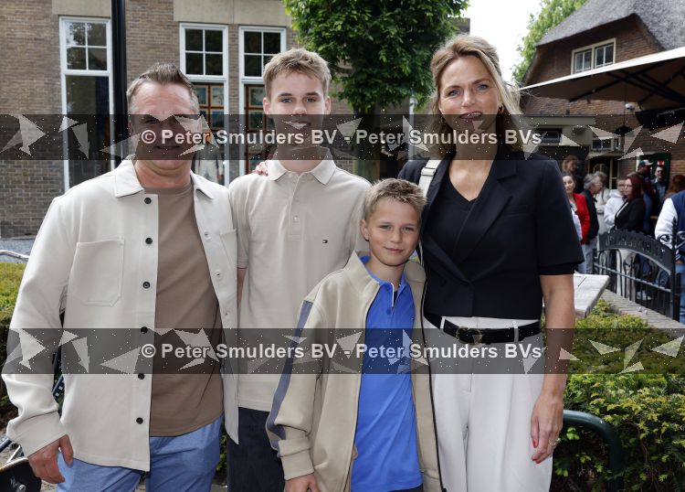 Laren 13 mei 2026
Imca Marina viert haar 85e verjaardag bij het bonte Paard in Laren . De zoon van Imca Marina Floris Oud kwam met zijn vrouw en kinderen 