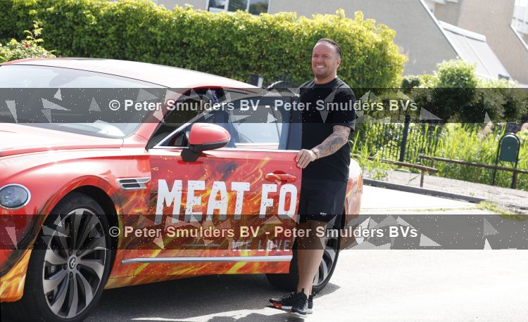 Vinkeveen 23 mei 2026
Frank v Etten heeft een vleesbedrijf (meat for more) Op zijn bentley staat de naam van het bedrijf .